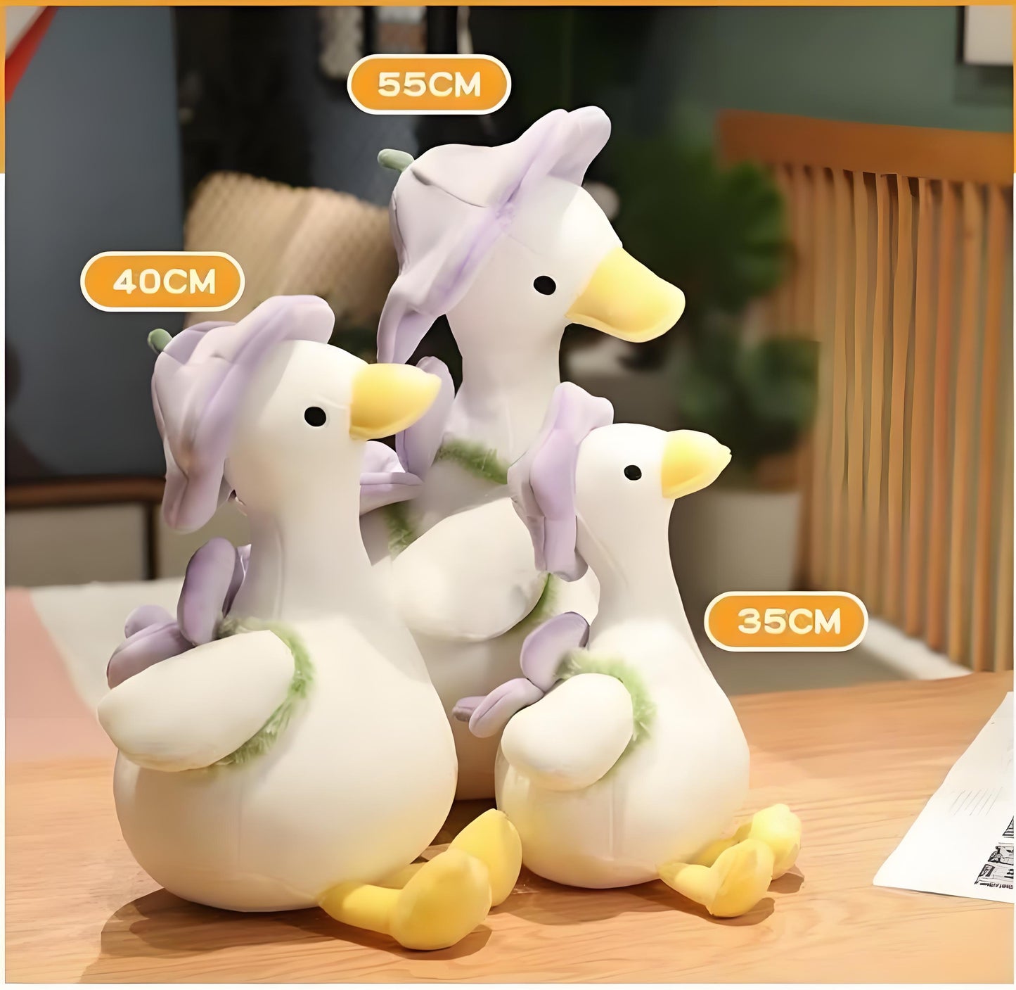 The duck plush toy, with a hat and a small flower on its back, feels as comfortable as a cloud, exuding a youthful spring-like atmosphere. It is a gift, a companion, and adds fun.