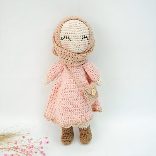 This is a pure hand-knitted cute Muslim girl wearing a pink long skirt. It is made of pure cotton, soft to the touch, safe and environmentally friendly, and can be chewed by babies without any problem.