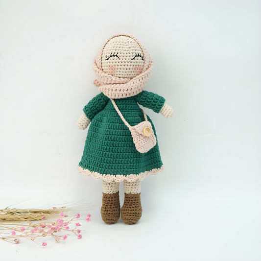This is a pure hand-knitted cute Muslim girl wearing a dark green long skirt. It is made of pure cotton, soft to the touch, safe and environmentally friendly, and can be chewed by babies without any problem.
