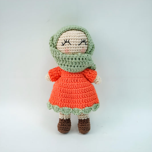 This is a pure hand-knitted cute Muslim girl wearing an orange-red long skirt. It is made of pure cotton, soft to the touch, safe and environmentally friendly, and can be chewed by babies without any problem.