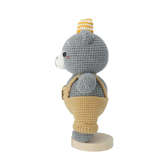 A hand-crocheted gray bear doll, paired with khaki overalls and a knitted hat.It does not require glue, is made of pure cotton, feels soft, is safe and environmentally friendly, and is no problem for babies to bite.